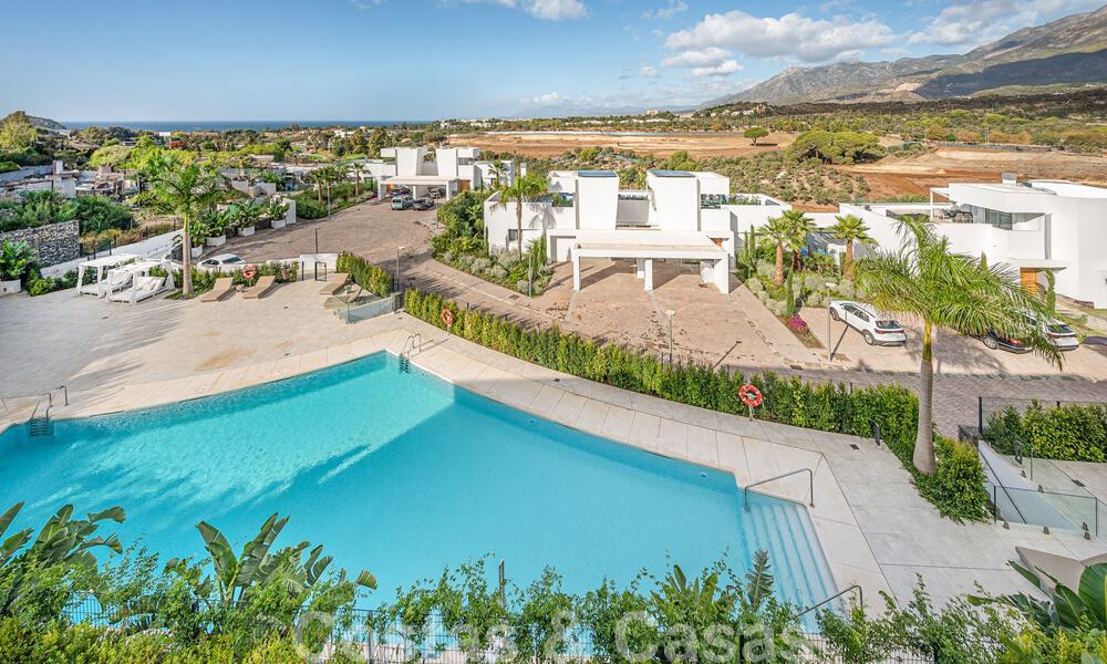 Move-in ready! Modern, luxurious penthouse for sale bordering the golf course, with sea and golf views, East Marbella 62308