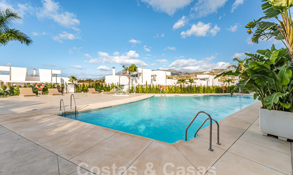 Move-in ready! Modern, luxurious penthouse for sale bordering the golf course, with sea and golf views, East Marbella 62310