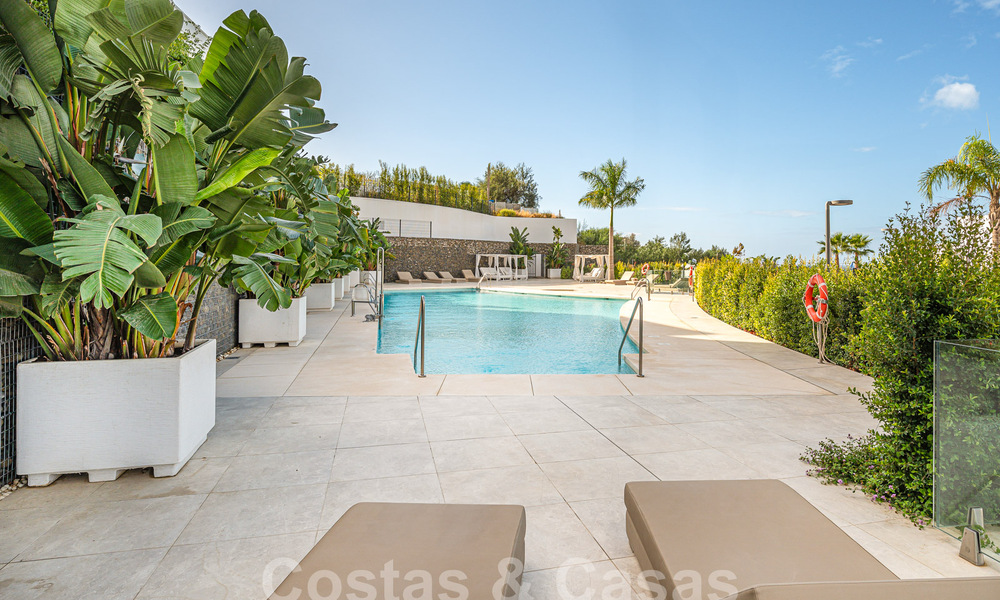 Move-in ready! Modern, luxurious penthouse for sale bordering the golf course, with sea and golf views, East Marbella 62313
