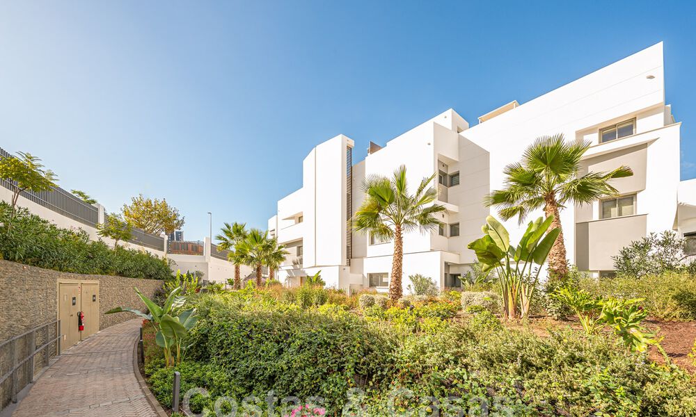 Move-in ready! Modern, luxurious penthouse for sale bordering the golf course, with sea and golf views, East Marbella 62317