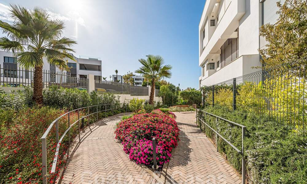 Move-in ready! Modern, luxurious penthouse for sale bordering the golf course, with sea and golf views, East Marbella 62318