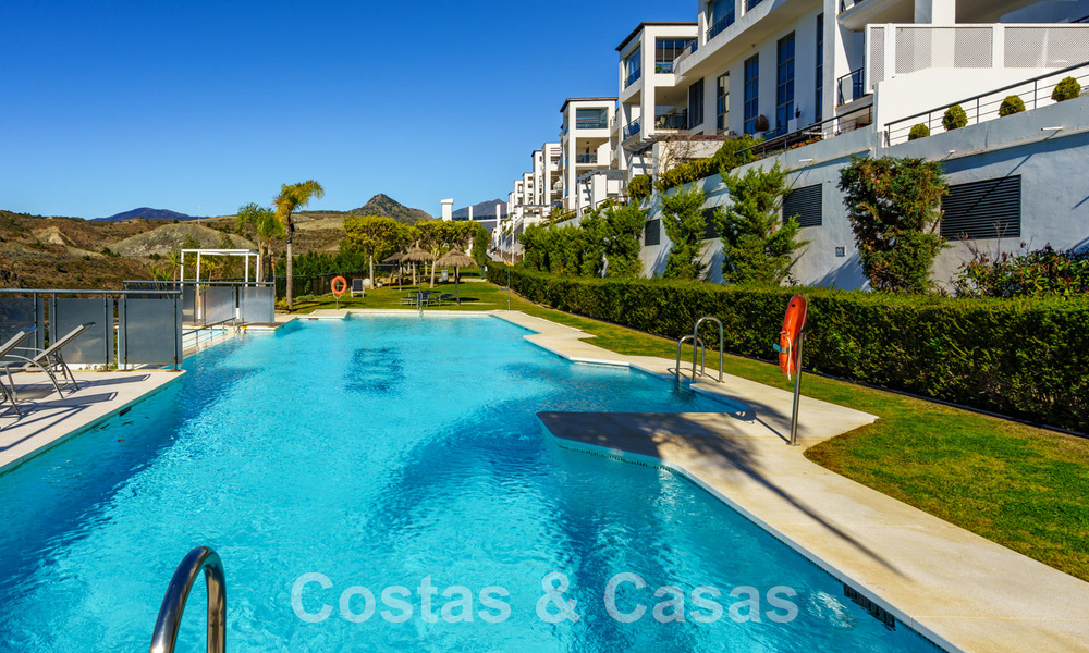 Spacious, modern apartment for sale with panoramic golf and sea views in a five-star golf resort in Benahavis - Marbella 62342