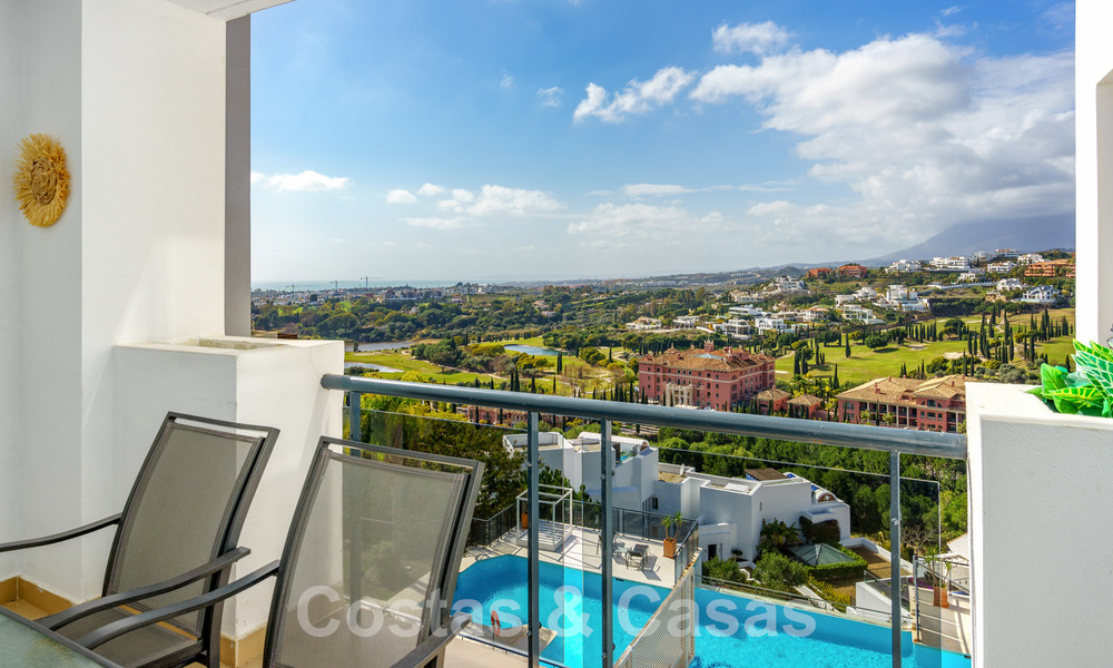 Move-in ready apartment for sale with sweeping views of the golf and sea in a golf resort in Benahavis - Marbella 62348