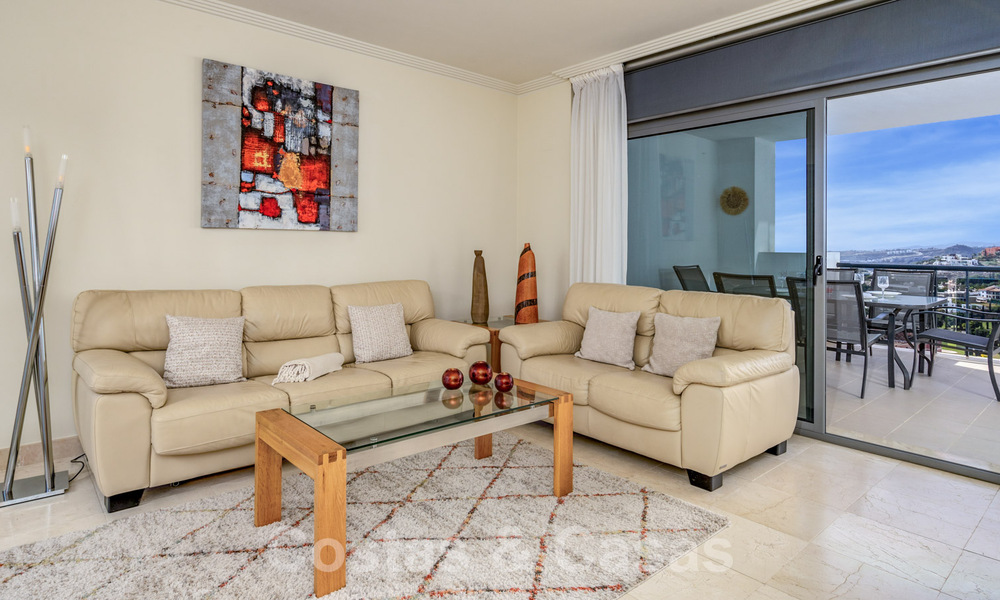 Move-in ready apartment for sale with sweeping views of the golf and sea in a golf resort in Benahavis - Marbella 62359