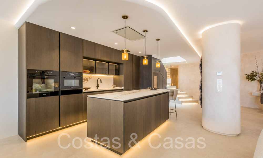 Quality renovated, huge penthouse for sale in frontline beach complex east of Marbella centre 70658
