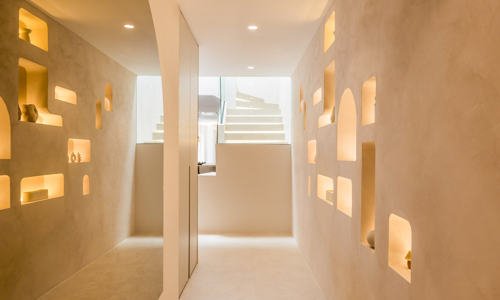 Quality renovated, huge penthouse for sale in frontline beach complex east of Marbella centre 70662