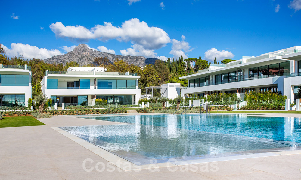 Resale! Turnkey luxury villas for sale in a new innovative complex consisting of 12 sophisticated villas with sea views, on Marbella's Golden Mile 62657
