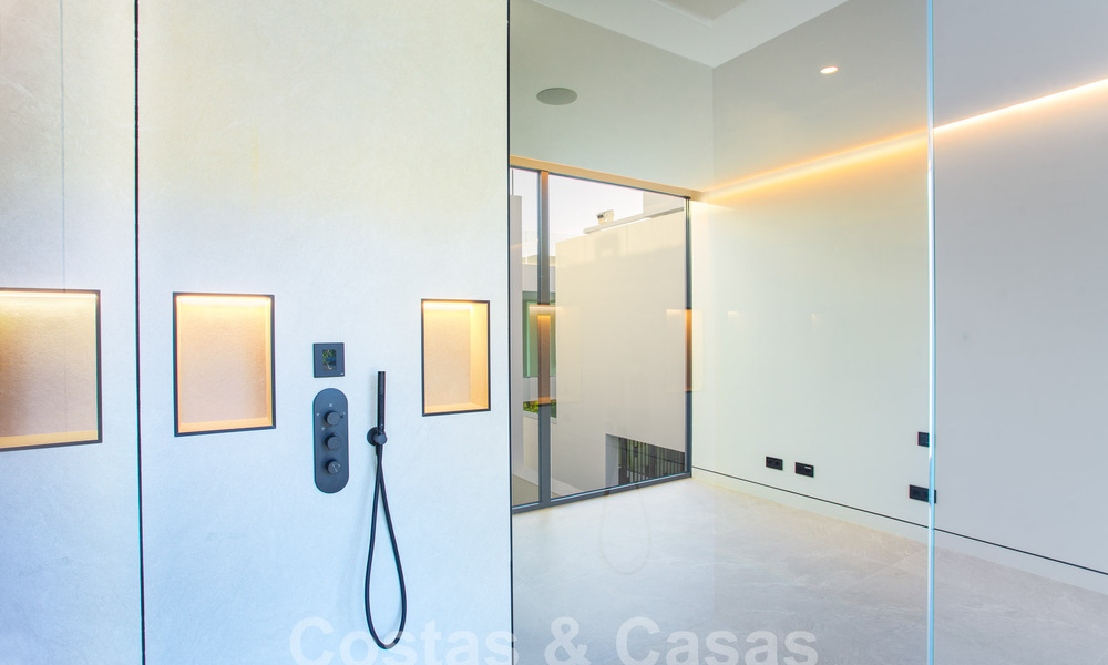 Turnkey luxury villas for sale in a new innovative complex consisting of 12 sophisticated villas with sea views, on Marbella's Golden Mile 62692