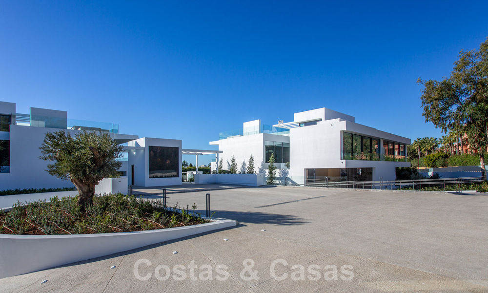 Resale! Turnkey luxury villas for sale in a new innovative complex consisting of 12 sophisticated villas with sea views, on Marbella's Golden Mile 62706