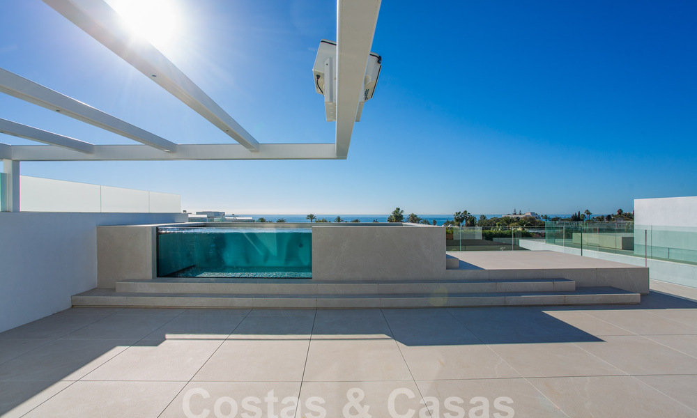 Resale! Turnkey luxury villas for sale in a new innovative complex consisting of 12 sophisticated villas with sea views, on Marbella's Golden Mile 62710