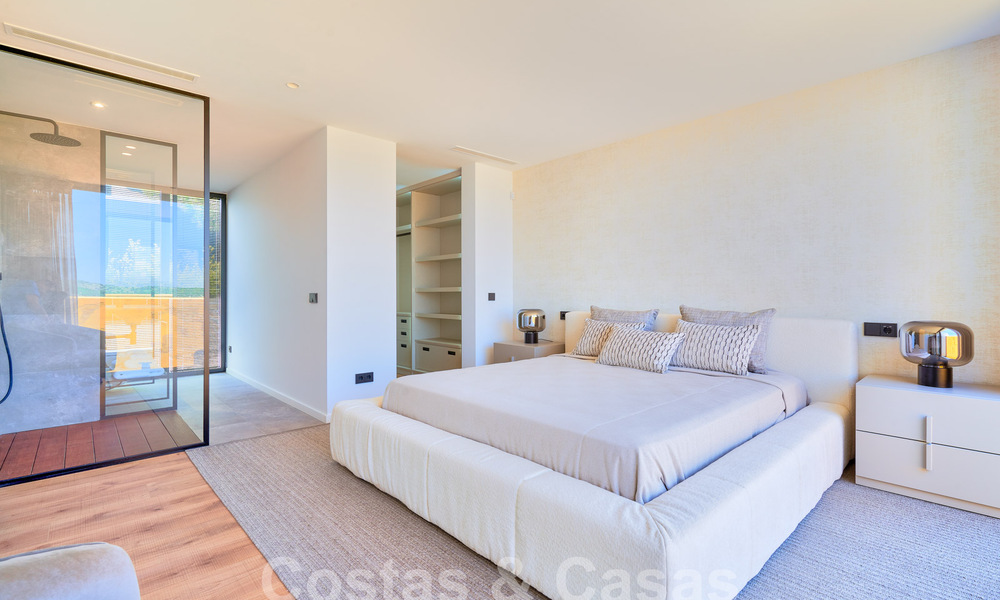 Designer villa with cutting-edge architecture for sale located in a green area of Sotogrande, Costa del Sol 62889