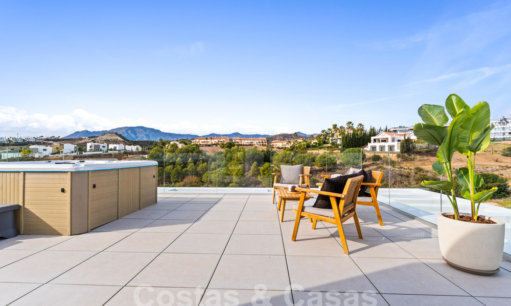 Move-in ready, modern luxury villa for sale in a gated golf resort, New Golden Mile, Marbella - Estepona 62903