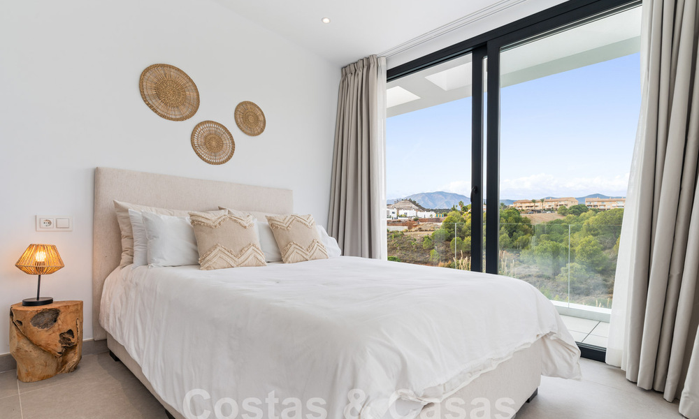 Move-in ready, modern luxury villa for sale in a gated golf resort, New Golden Mile, Marbella - Estepona 62909