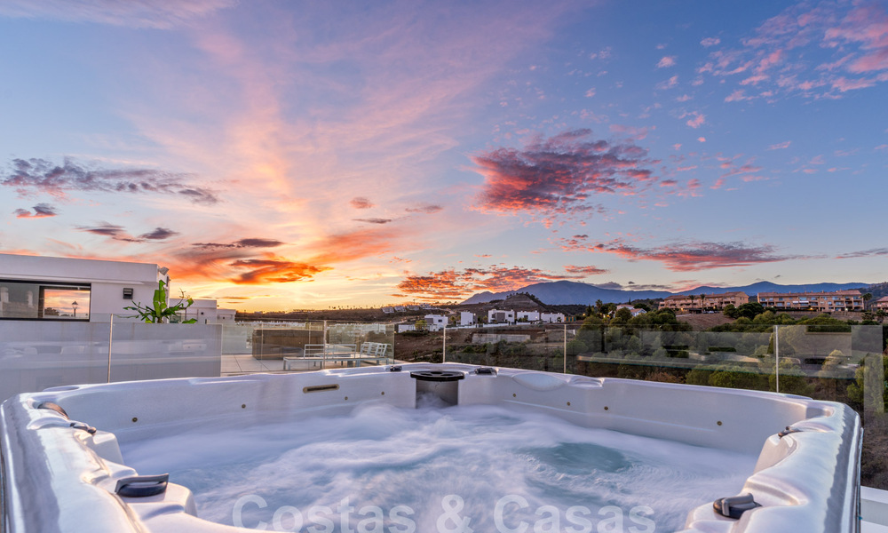 Move-in ready, modern luxury villa for sale in a gated golf resort, New Golden Mile, Marbella - Estepona 62937