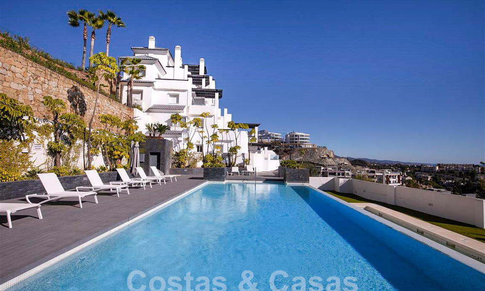 Modern apartment with spacious terrace for sale with sea views and close to golf courses in gated community in La Quinta, Marbella - Benahavis 62948