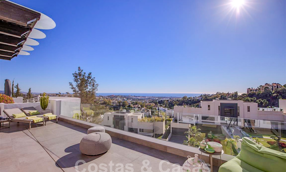 Modern apartment with spacious terrace for sale with sea views and close to golf courses in gated community in La Quinta, Marbella - Benahavis 62953