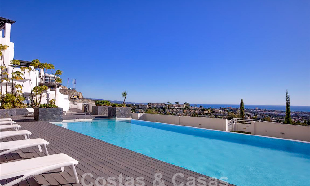 Modern apartment with spacious terrace for sale with sea views and close to golf courses in gated community in La Quinta, Marbella - Benahavis 62962