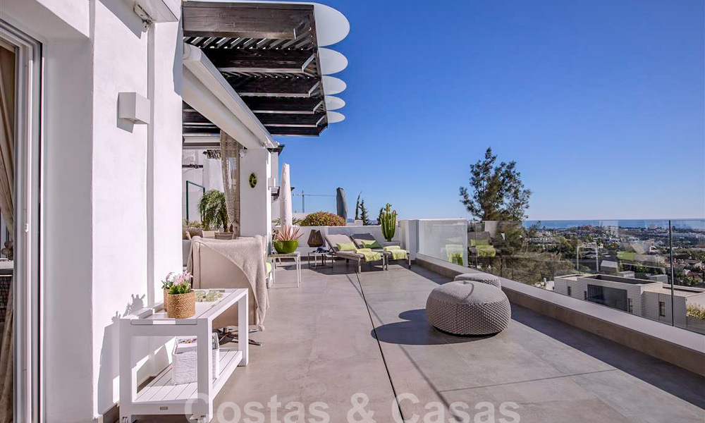 Modern apartment with spacious terrace for sale with sea views and close to golf courses in gated community in La Quinta, Marbella - Benahavis 62964