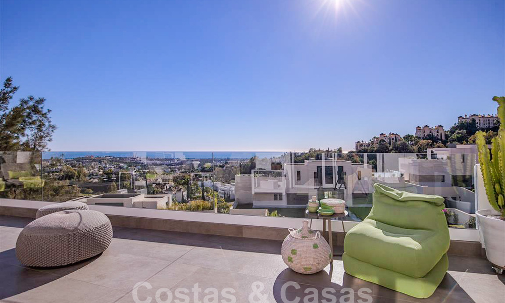 Modern apartment with spacious terrace for sale with sea views and close to golf courses in gated community in La Quinta, Marbella - Benahavis 62965