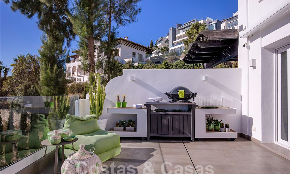 Modern apartment with spacious terrace for sale with sea views and close to golf courses in gated community in La Quinta, Marbella - Benahavis 62967