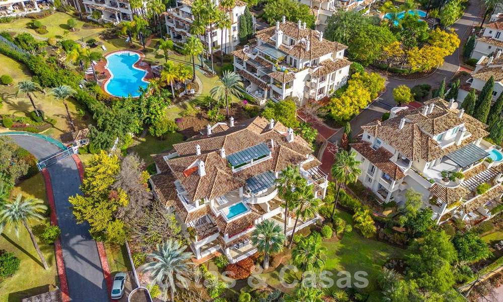 Spacious, luxury 4-bedroom penthouse for sale in frontline golf complex in Nueva Andalucia, Marbella 63054