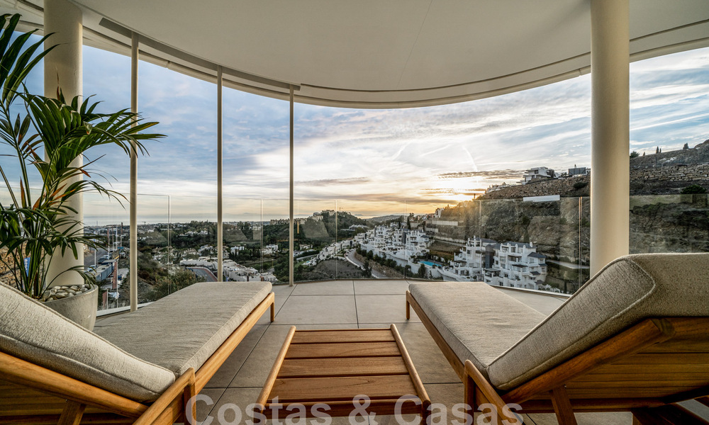 First-class, modern apartment for sale, with sea, golf and mountain views in Benahavis - Marbella 63125