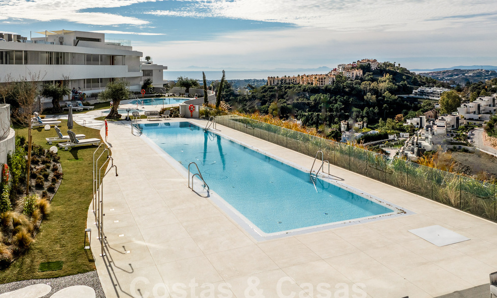 First-class, modern apartment for sale, with sea, golf and mountain views in Benahavis - Marbella 63147