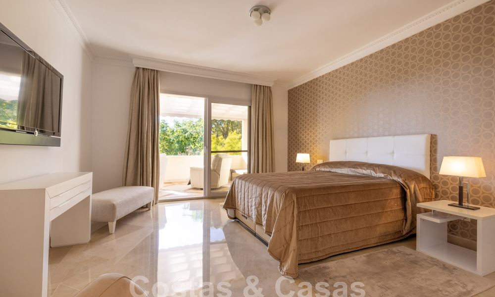 Spacious, luxury apartment, situated in an exclusive gated community on the golf course for sale in Nueva Andalucia, Marbella 63194