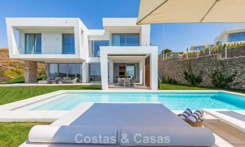 Modernist villa with sleek design and stunning sea views for sale in gated golf community in East Marbella 63573