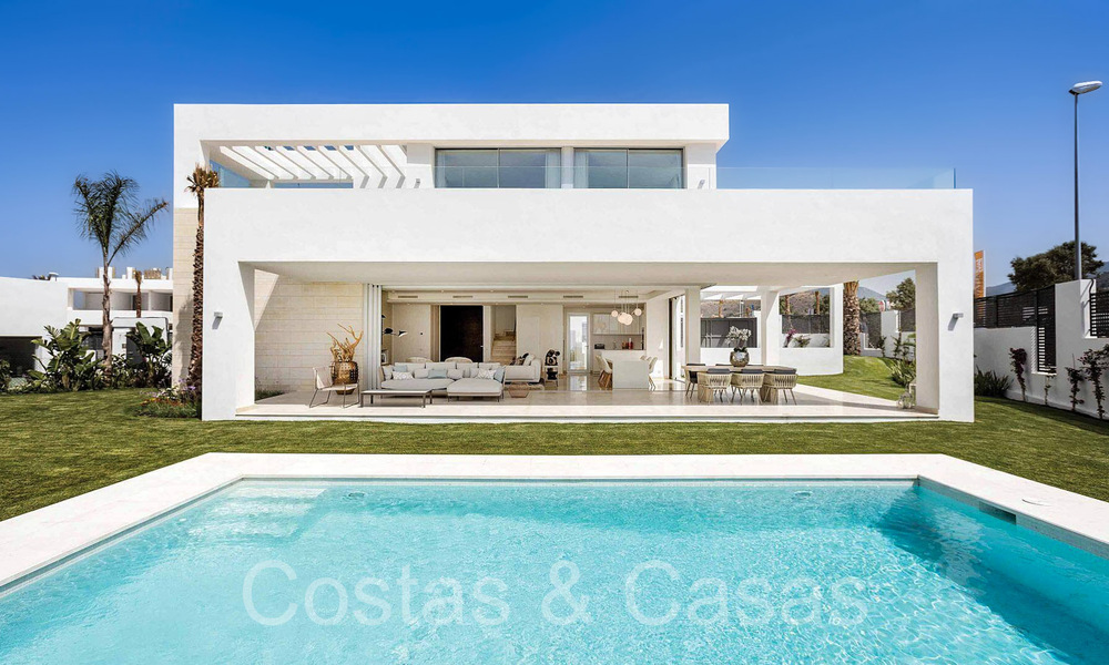 Ready to move in, modern luxury villa for sale in a privileged, secure urbanization in East Marbella 63827