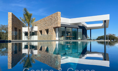 Sophisticated designer villa for sale directly on the golf course in a first class golf resort in the area of Sotogrande - San Roque, Costa del Sol 64001