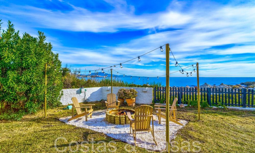 Mediterranean villa for sale on frontline beach near Estepona centre 64017