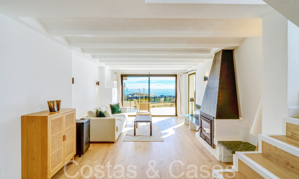 Mediterranean villa for sale on frontline beach near Estepona centre 64028