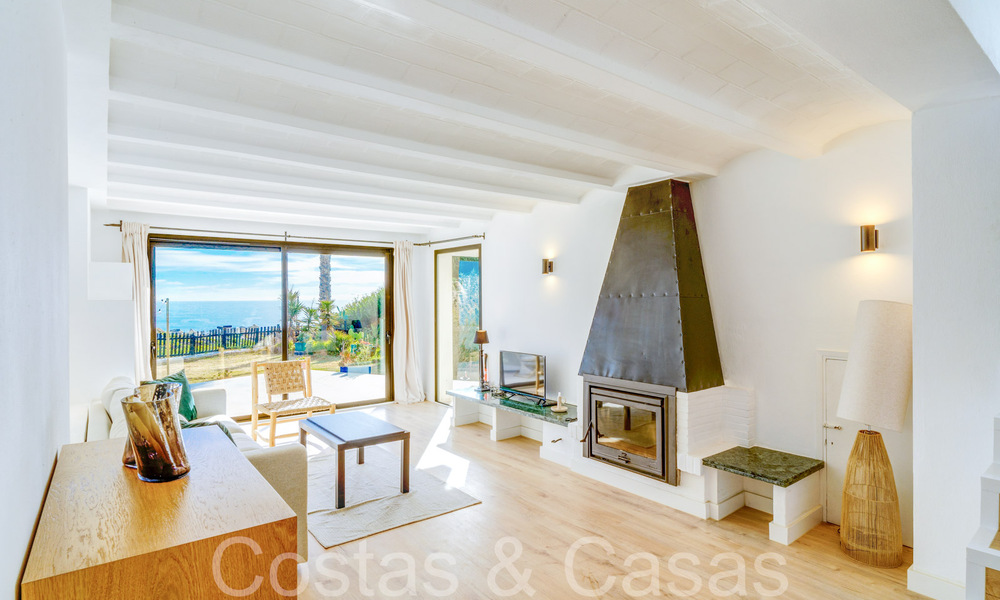 Mediterranean villa for sale on frontline beach near Estepona centre 64029
