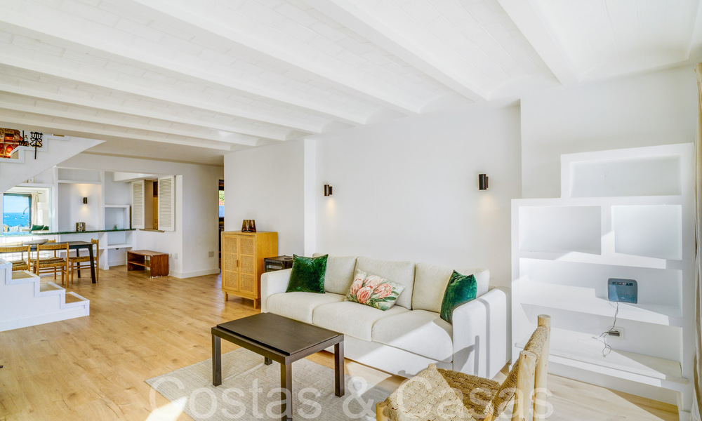 Mediterranean villa for sale on frontline beach near Estepona centre 64031