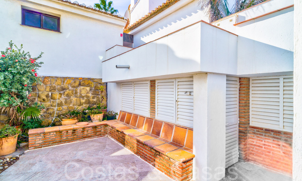 Mediterranean villa for sale on frontline beach near Estepona centre 64037