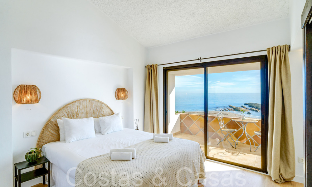 Mediterranean villa for sale on frontline beach near Estepona centre 64038