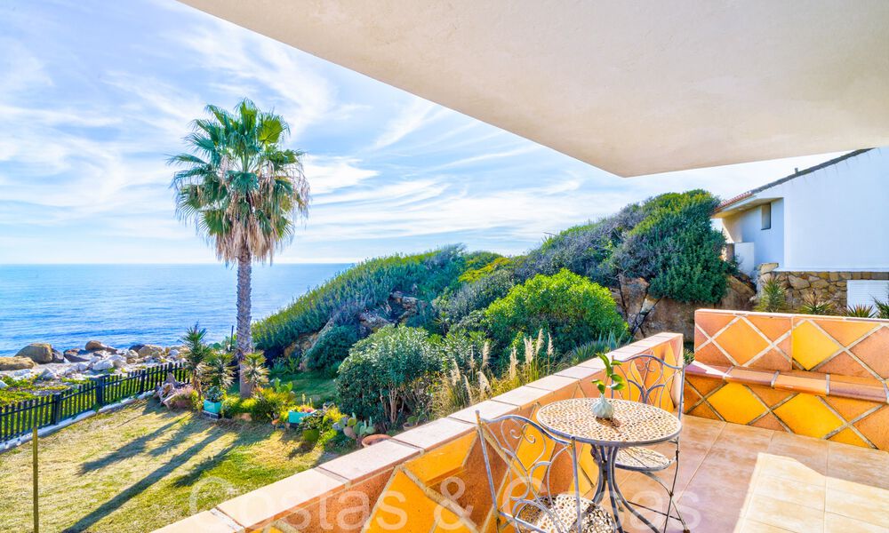 Mediterranean villa for sale on frontline beach near Estepona centre 64043
