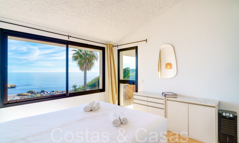Mediterranean villa for sale on frontline beach near Estepona centre 64046