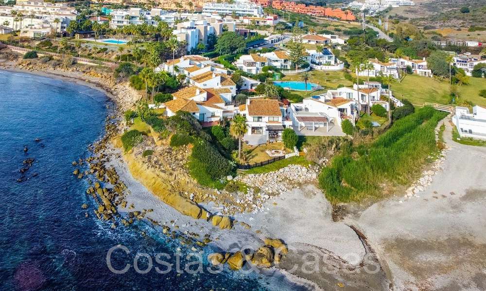 Mediterranean villa for sale on frontline beach near Estepona centre 64061