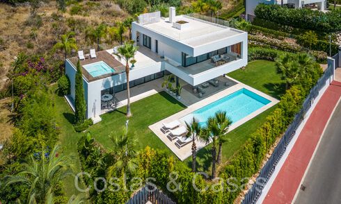 Superior luxury villa with modern architecture for sale a stone's throw from Nueva Andalucia's golf valley, Marbella 64175