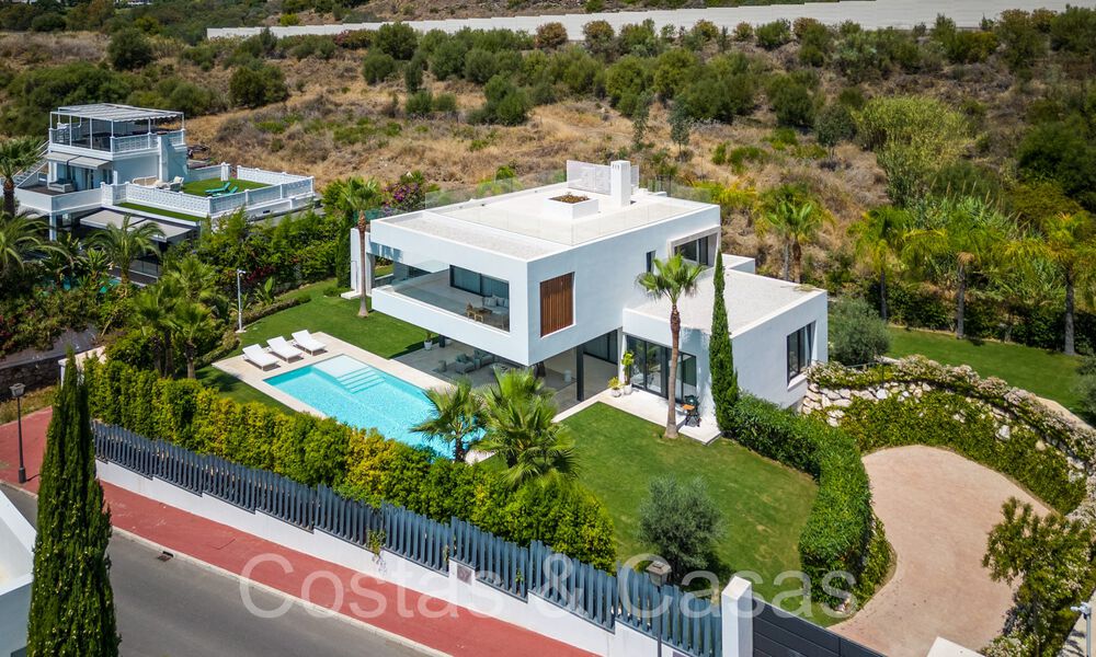 Superior luxury villa with modern architecture for sale a stone's throw from Nueva Andalucia's golf valley, Marbella 64178