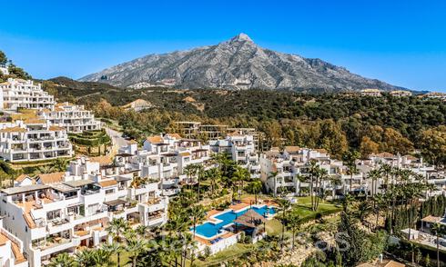 Charming apartment for sale with panoramic valley and sea views in Nueva Andalucia, Marbella 64598
