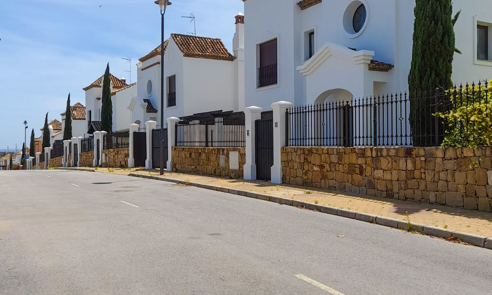 Spacious Spanish villas for sale in an idyllic golf setting in La Duquesa, Costa del Sol 64633