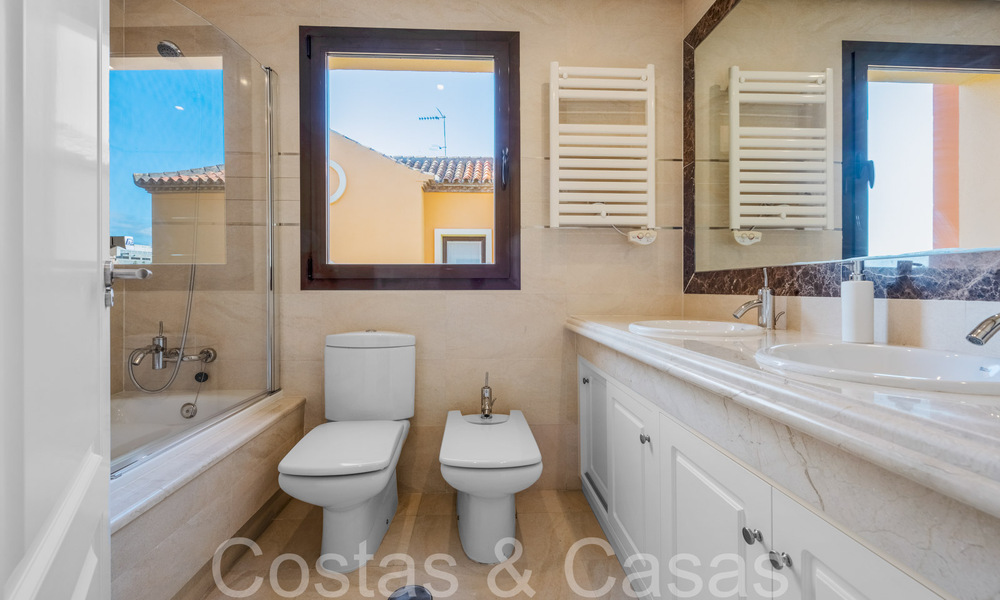 Spacious Spanish villas for sale in an idyllic golf setting in La Duquesa, Costa del Sol 64646