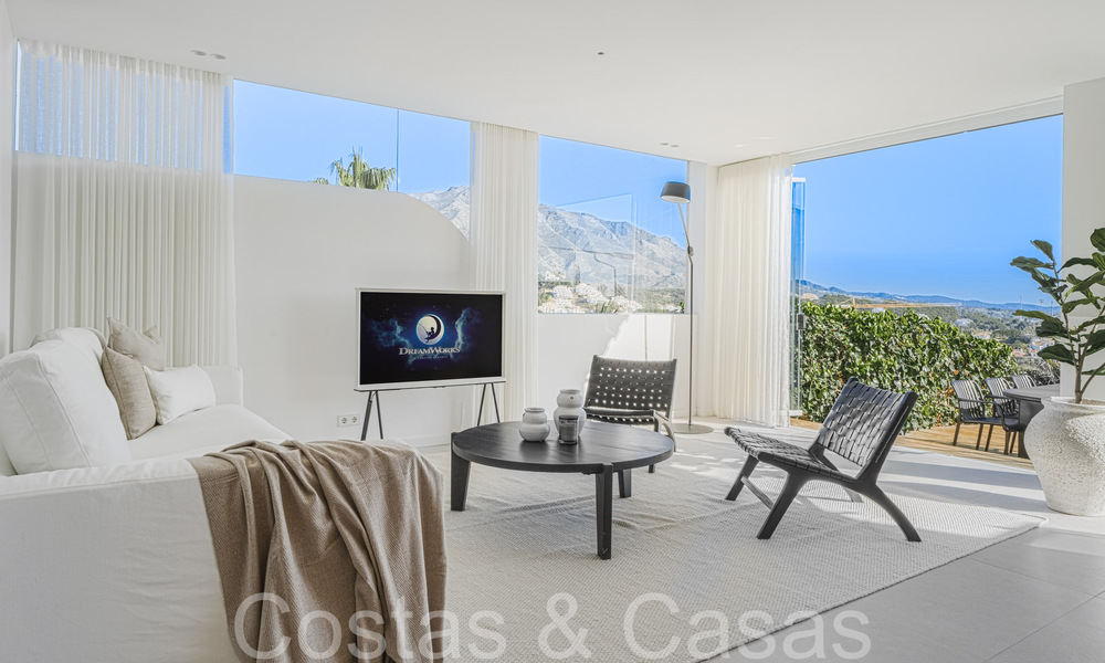 Luxurious apartment for sale with inviting terrace, private pool and sea views in Nueva Andalucia, Marbella 65183