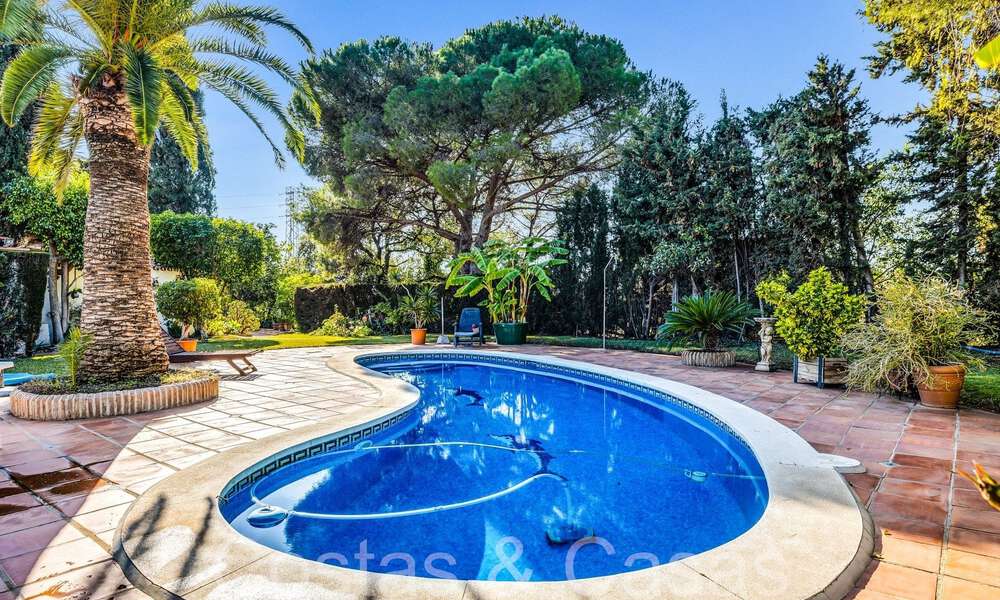 Rustic villa for sale on a spacious plot on the New Golden Mile between Marbella and Estepona 65593