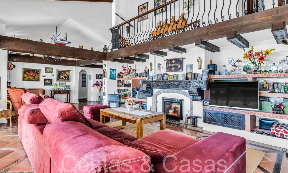 Rustic villa for sale on a spacious plot on the New Golden Mile between Marbella and Estepona 65598