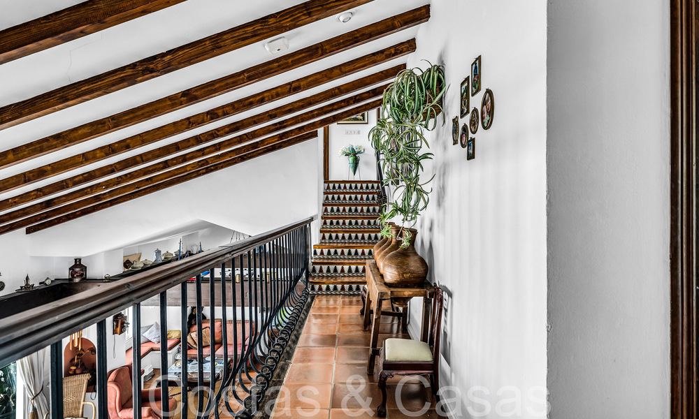 Rustic villa for sale on a spacious plot on the New Golden Mile between Marbella and Estepona 65609