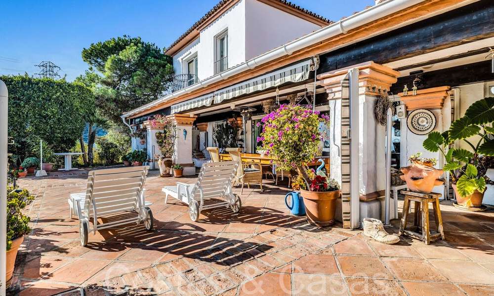 Rustic villa for sale on a spacious plot on the New Golden Mile between Marbella and Estepona 65633